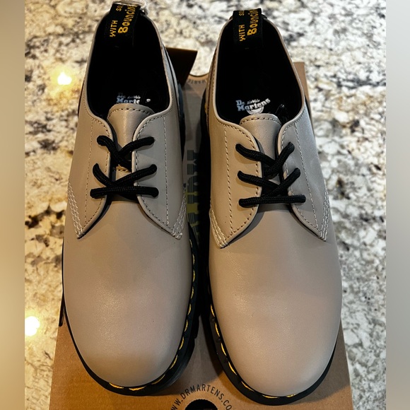 NEW Dr. Martens AUDRICK  LEATHER PLATFORM SHOES In VINTAGE TAUPE, Size 8 or 9 - Picture 5 of 15